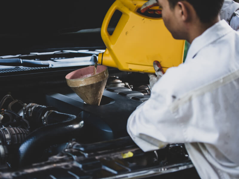 Стоит ли добавлять в масло специальные присадки или смешивать два разных вида масел?