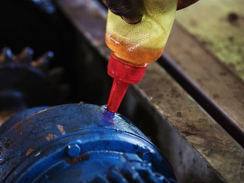 Применение и преимущества промышленных смазочных материалов: эффективность, надёжность и экономия